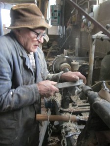 Quando ero piccolo, pochi anni fa, seguivo mio padre in valle, dai suoi clienti tornitori del legno. Osservavo, anche se non capivo. Mio padre mi mostrava i torni, allora manuali.  Il tornio era una macchina semplice, a quel tempo non esistevano macchinari automatici, si lavorava il legno con lo scalpello a mano e i tornitori sembravano maghi in luoghi magici